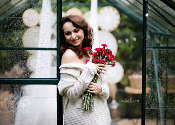 Sesja kobieca w szklarni 