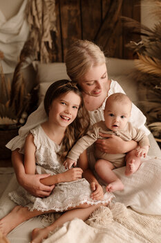 Sesje studyjne  - ciążowe, noworodkowe, rodzinne oraz sesje urodzinowe smash cake 