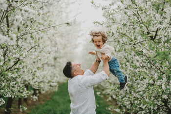 Mini sesje w kwitnących sadach