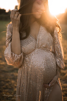 Sesja ciążowa w studio lub plenerze