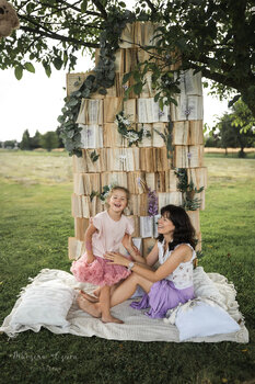 Sesja plenerowa ze ścianką z książkami