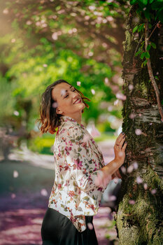 WIOSENNA SESJA KOBIECA W KWITNĄCYCH WIŚNIACH