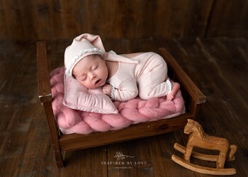 NEWBORN PHOTO SESSION
