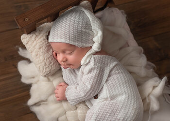 NEWBORN PHOTO SESSION