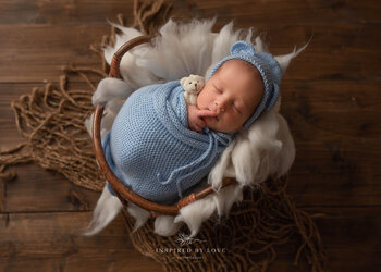 NEWBORN PHOTO SESSION