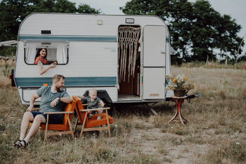 SUMMER VIBES- sesje zdjęciowe z vintage przyczepką