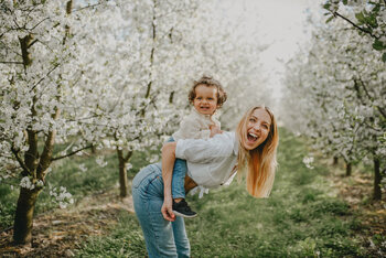 Mini sesje w kwitnących sadach