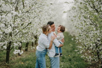 Mini sesje w kwitnących sadach