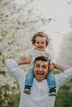 Mini sesje w kwitnących sadach