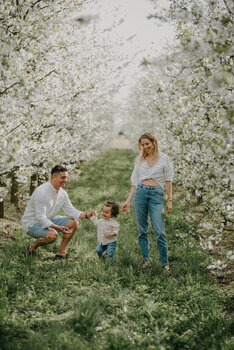 Mini sesje w kwitnących sadach