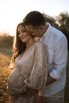 Sesja ciążowa w studio lub plenerze