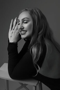 Mini Sesja Kobieca w Studio Grafstory 2026