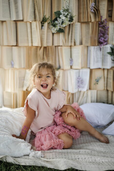 Sesja plenerowa ze ścianką z książkami