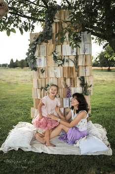 Sesja plenerowa ze ścianką z książkami