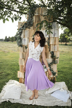 Sesja plenerowa ze ścianką z książkami