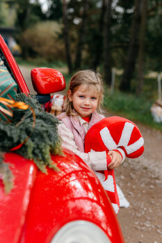 Sesja świąteczna z czerwonym garbuskiem 🚗
