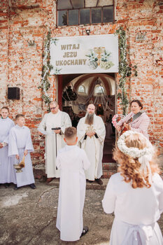 Pierwsza Komunia Święta Dla grupy dzieci – reportaż z ceremonii  