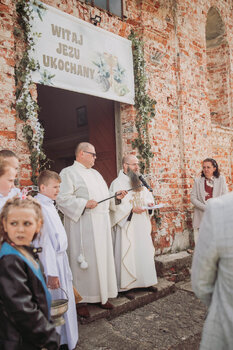 Pierwsza Komunia Święta Dla grupy dzieci – reportaż z ceremonii  