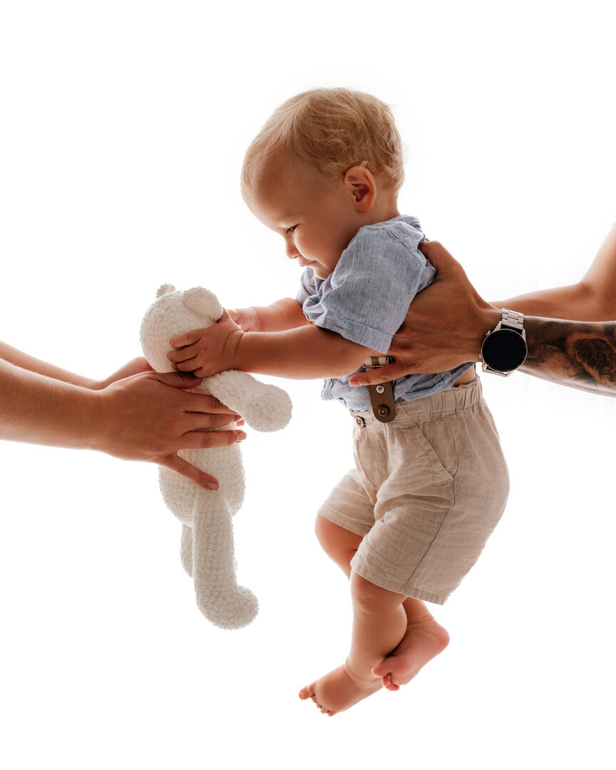 Minimalistyczna sesja roczkowa/urodzinowa w bieli  2026 - CZUDEC