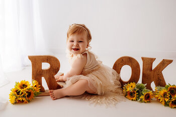 Minimalistyczna sesja roczkowa/urodzinowa w bieli  2026 - CZUDEC