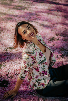 WIOSENNA SESJA KOBIECA W KWITNĄCYCH WIŚNIACH