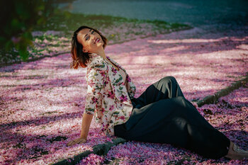 WIOSENNA SESJA KOBIECA W KWITNĄCYCH WIŚNIACH