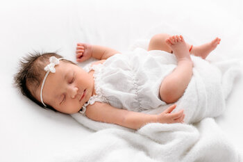 BIAŁA sesja noworodkowo-rodzinna