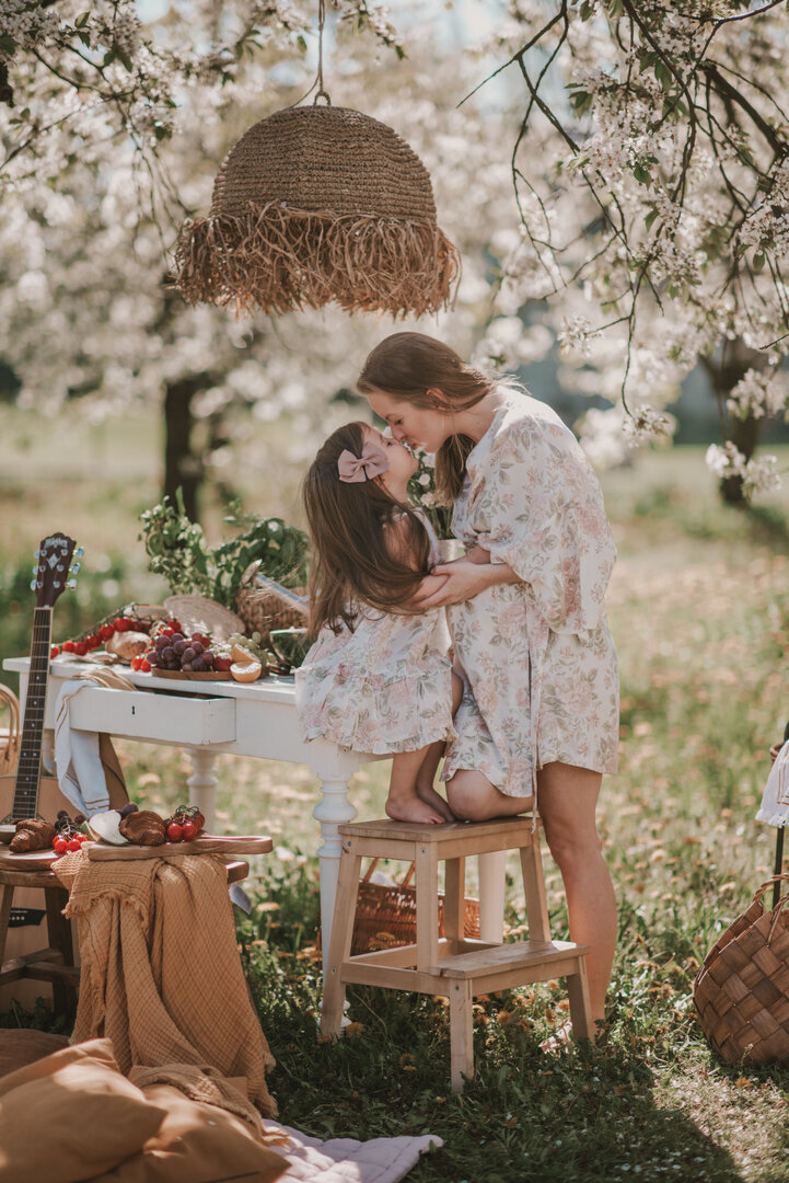 Kwiatowo-owocowe sesje w kwitnącym sadzie czereśniowym! 