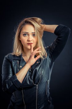 Studyjna lub plenerowa  sesja portretowa