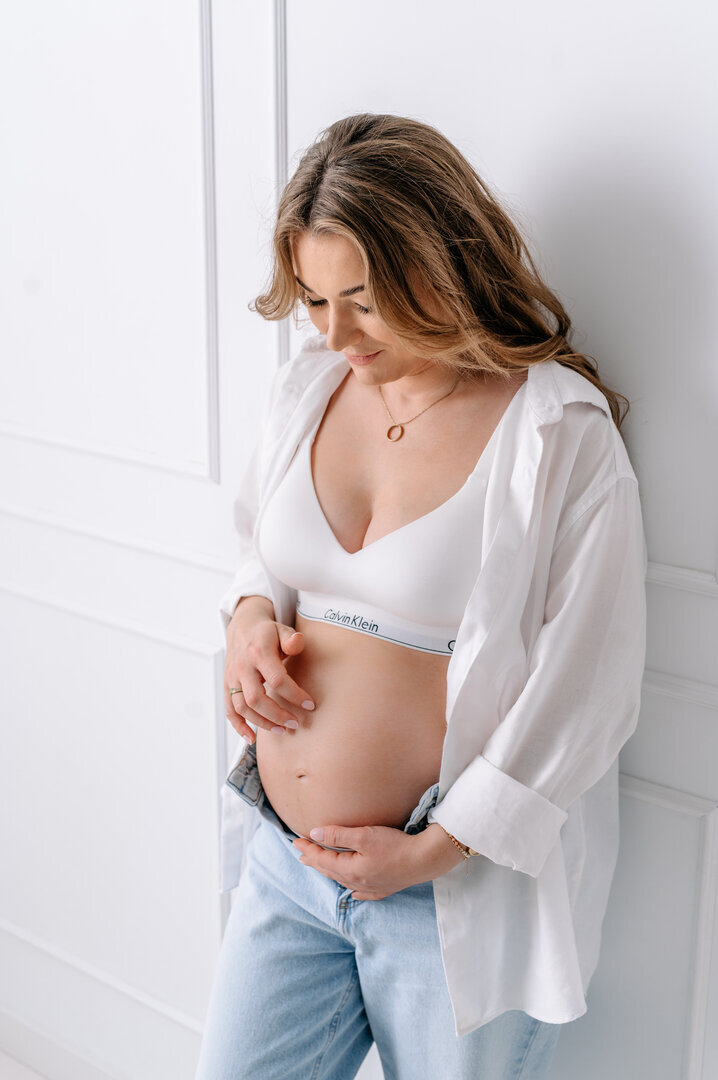 SESJA CIĄŻOWA  W BIAŁYM STUDIO