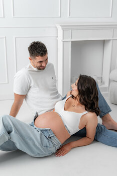 SESJA CIĄŻOWA  W BIAŁYM STUDIO