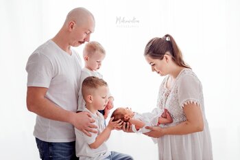 Naturalna sesja noworodkowa w studiu/w domu