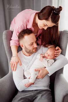 Naturalna sesja noworodkowa w studiu/w domu
