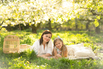 sesje kwitnące sady oraz  sesje komunijne