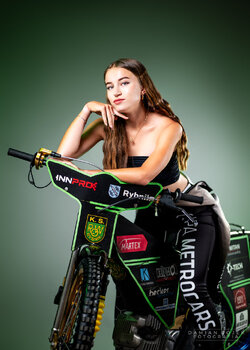 KOBIECA SESJA ZDJĘCIOWA W STUDIO